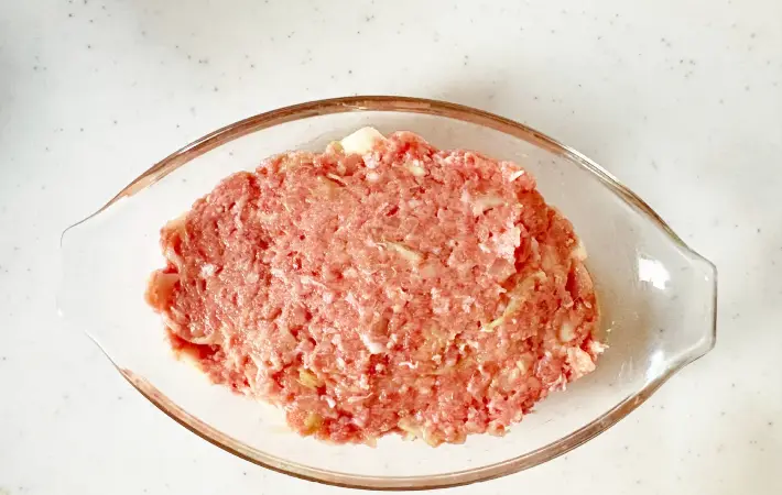 肉だねを敷き詰めた画像（撮影：エニママ）