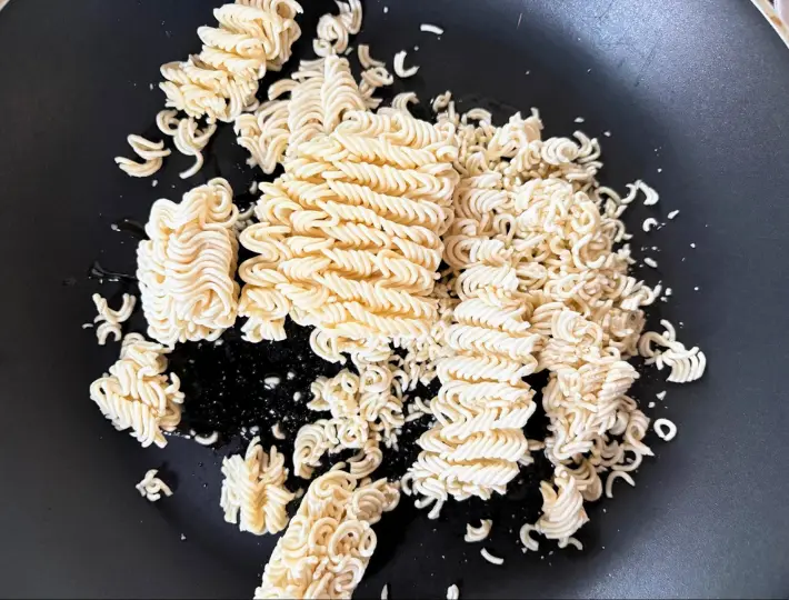 インスタント麺を炒めている画像（撮影：エニママ）