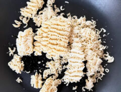 インスタント麺で皿うどんの写真（撮影：エニママ）