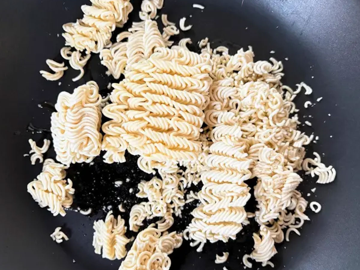 インスタント麺で皿うどんの写真（撮影：エニママ）