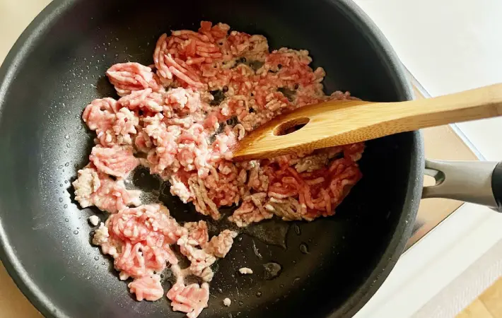 フライパンでひき肉を炒める画像（撮影：エニママ）