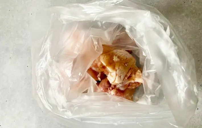 ポリ袋に鶏肉を入れた画像（撮影：エニママ）
