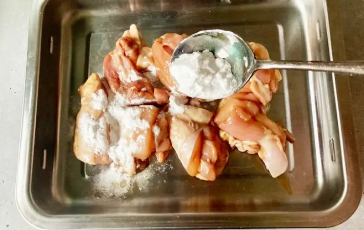 鶏肉に片栗粉をまぶす画像（撮影：エニママ）