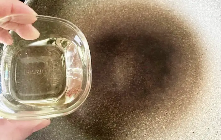 フライパンに油を入れる画像（撮影：エニママ）