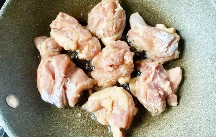 鶏肉をフライパンで焼く画像（撮影：エニママ）