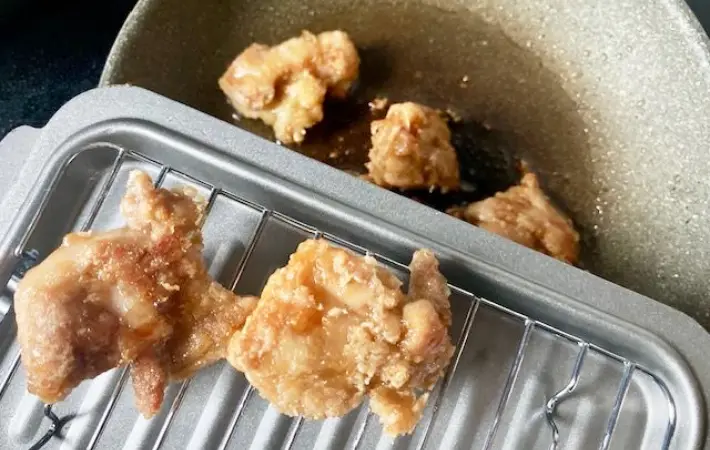 焼けた鶏肉を取り出す画像（撮影：エニママ）