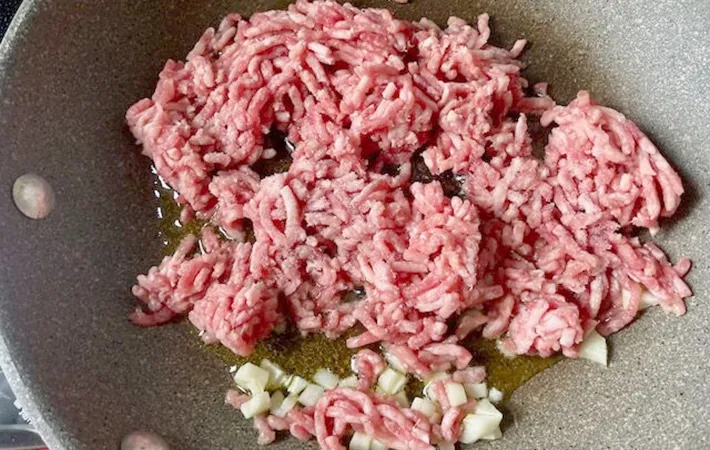 フライパンにひき肉を入れた画像（撮影：エニママ）