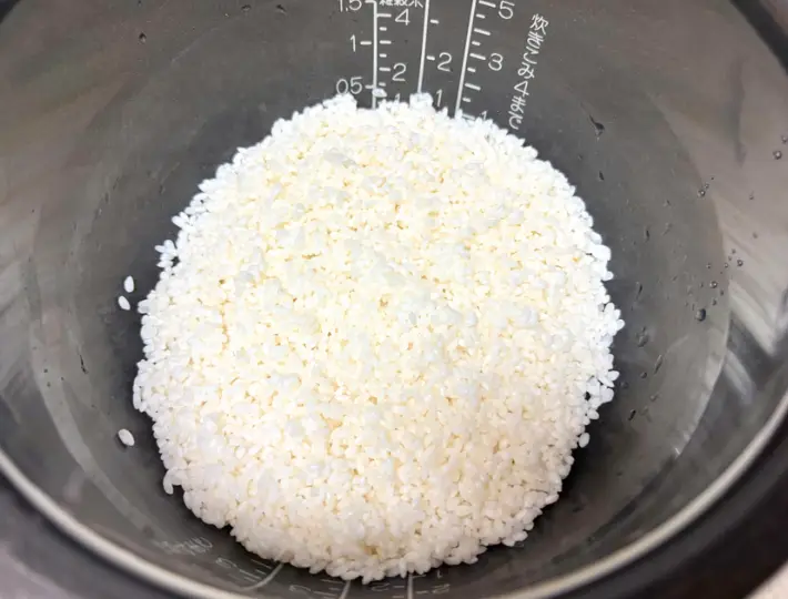 炊飯器に米を入れた画像（撮影：エニママ）