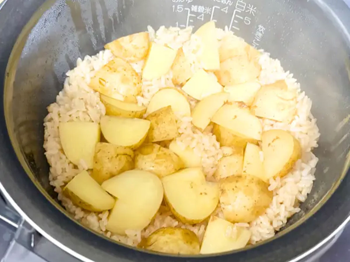 『新じゃがご飯』のレシピ（撮影：エニママ）