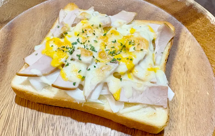 乾燥パセリをかけたトーストの画像（撮影：エニママ）