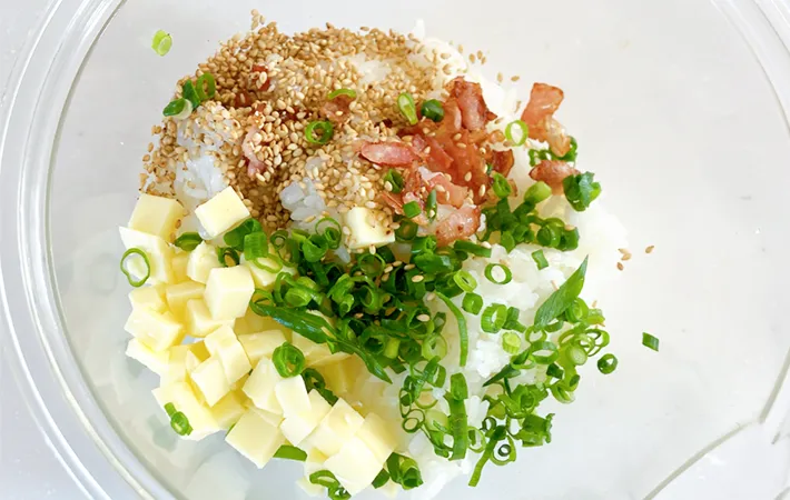 材料をボウルに入れた画像（撮影:エニママ）