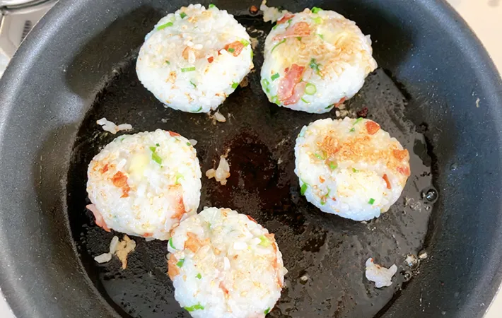 フライパンでおにぎりを焼いている画像（撮影:エニママ）