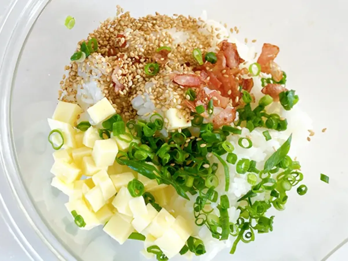 チーズ入りベークドおにぎりを作る画像（撮影:エニママ）