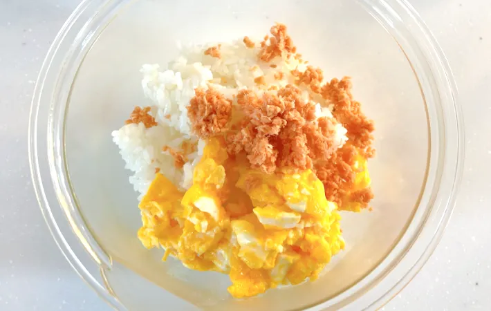 ボウルにご飯、鮭フレーク、炒り卵を入れた画像（撮影：エニママ）