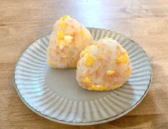 『鮭フレークと炒り玉子のおにぎり』の画像（撮影：エニママ）