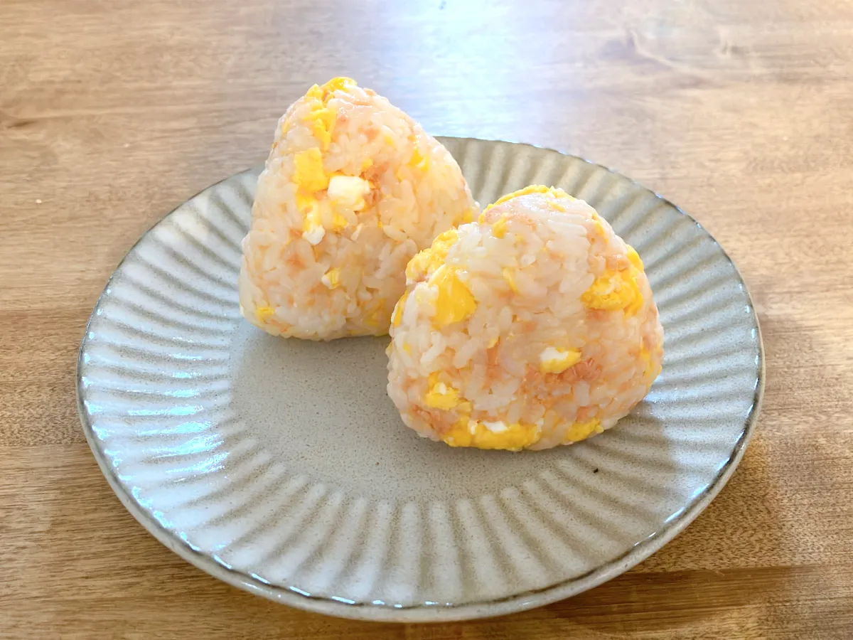 『鮭フレークと炒り玉子のおにぎり』の画像（撮影：エニママ）