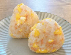 『鮭フレークと炒り玉子のおにぎり』の画像（撮影：エニママ）
