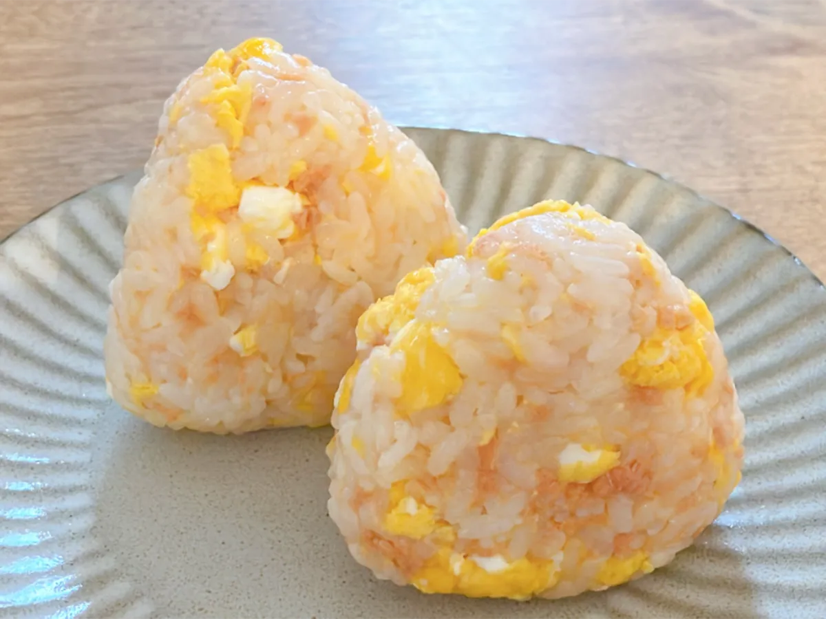 『鮭フレークと炒り玉子のおにぎり』の画像（撮影：エニママ）