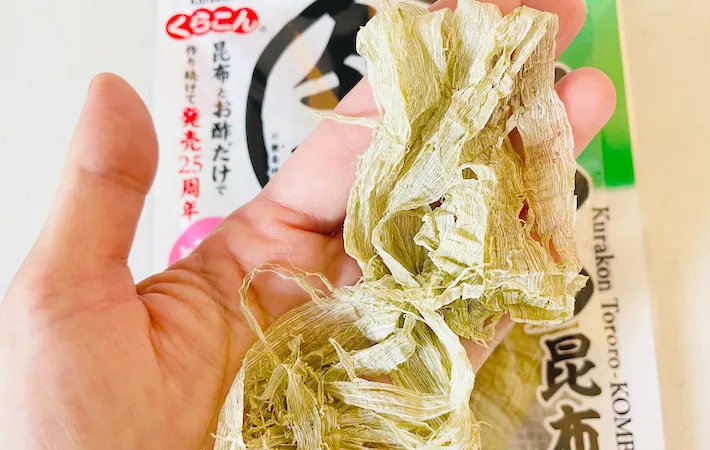 かたまっているとろろ昆布を手で持っているの画像（撮影：エニママ）