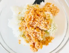 『くらこんとろろ昆布』と鮭、ご飯をボウルに入れた場面（撮影：エニママ）
