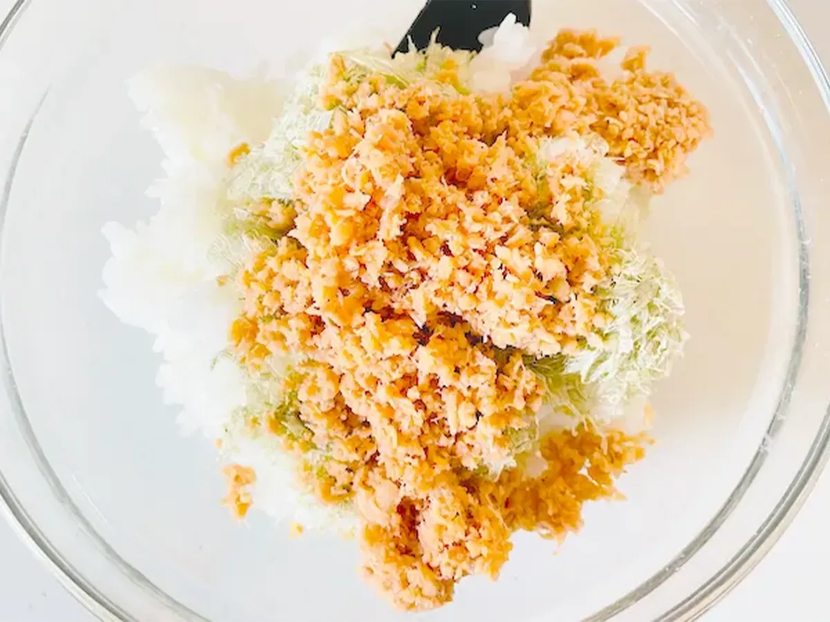 『くらこんとろろ昆布』と鮭、ご飯をボウルに入れた場面（撮影：エニママ）
