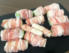 肉の周りに肉を巻いた場面（撮影：エニママ）