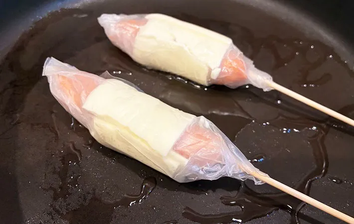 フライパンに並べた画像（撮影:エニママ）　
