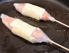 ライスペーパーでウインナーを巻いて焼いた場面（撮影：エニママ）