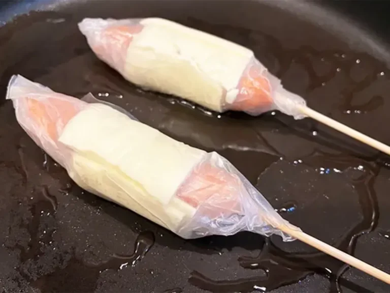 ライスペーパーでウインナーを巻いて焼いた場面（撮影：エニママ）