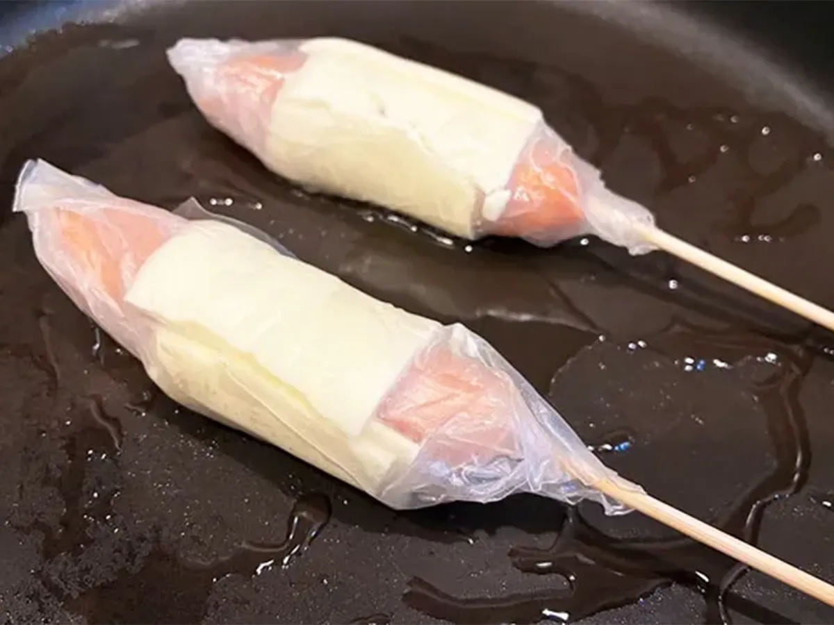 ライスペーパーでウインナーを巻いて焼いた場面（撮影：エニママ）