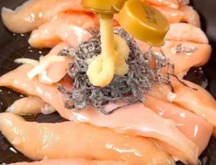 鶏肉に塩昆布とショウガをまぶした場面