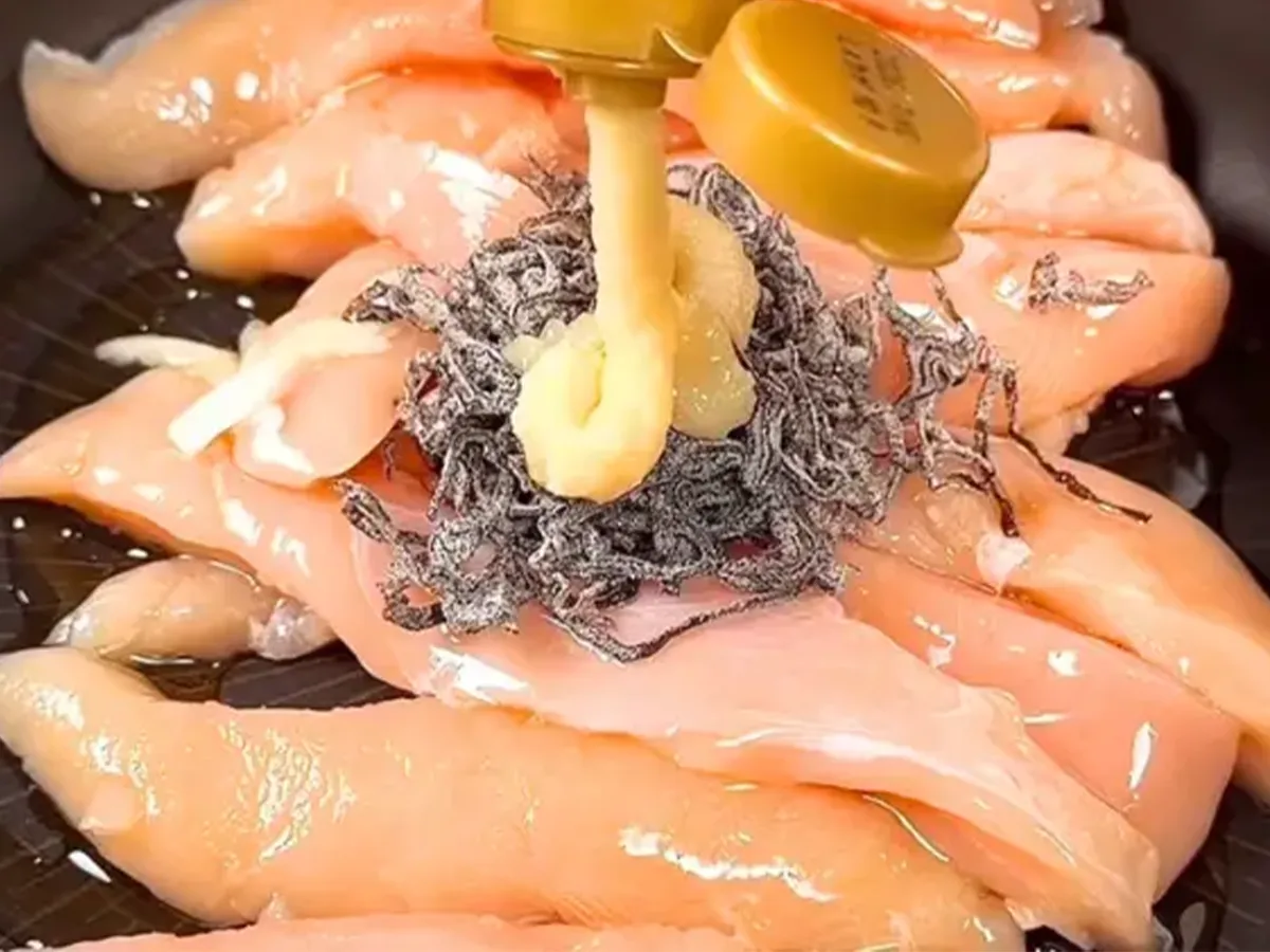 鶏肉に塩昆布とショウガをまぶした場面