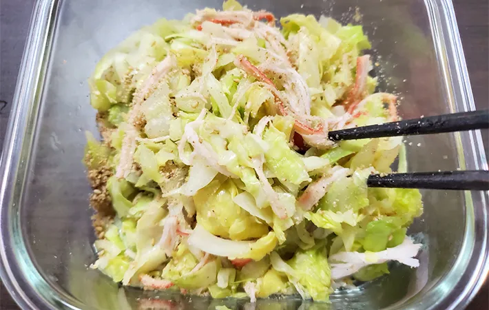 合わせ調味料、すりごまを入れて混ぜている画像（撮影：エニママ）