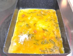フライパンに玉子焼きの卵液を入れた場面（撮影：エニママ）