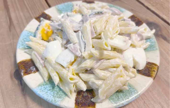 皿に盛り付けたマカロニサラダの画像（撮影：エニママ）