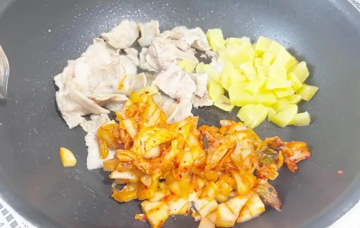 材料を炒める画像（撮影：エニママ）