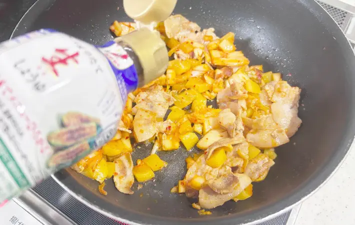 醤油を加えている画像（撮影：エニママ）