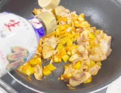 醤油を加えている画像（撮影：エニママ）
