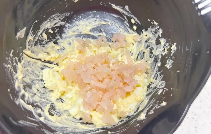新生姜を玉子に混ぜる画像（撮影：エニママ）