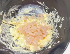 新生姜を玉子に混ぜる画像(撮影:エニママ)