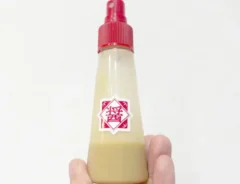 醤油スプレーにドレッシングを入れた場面（撮影：エニママ）