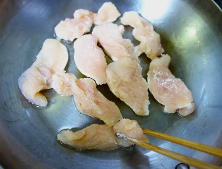 鶏むね肉を焼く画像（撮影：エニママ）