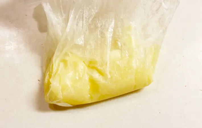 袋の上からもんで混ざった材料の画像（撮影：エニママ）
