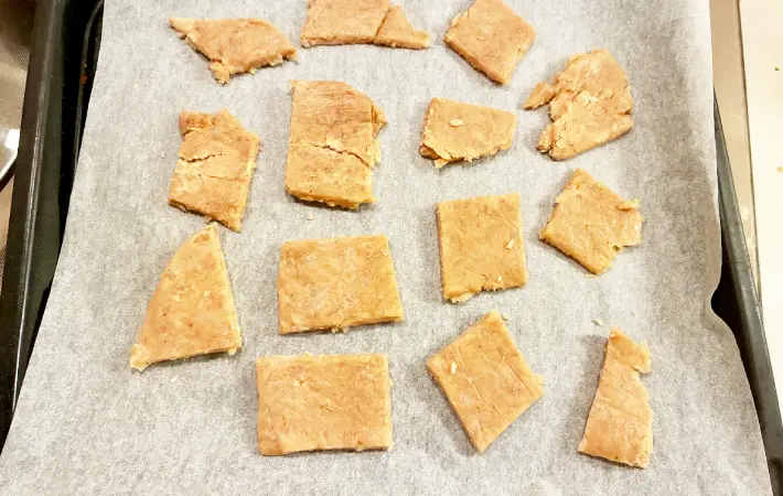 クッキングシートに並べたクッキー生地の画像（撮影：エニママ）