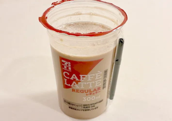 容器に戻したカフェラテの画像（撮影：エニママ）