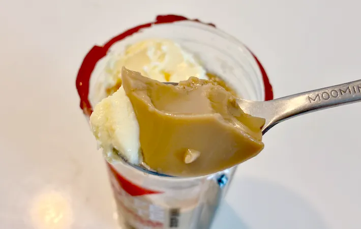 スプーンに乗ったカフェラテゼリーの画像（撮影：エニママ）