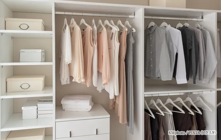 『modern closet with clothes』の写真