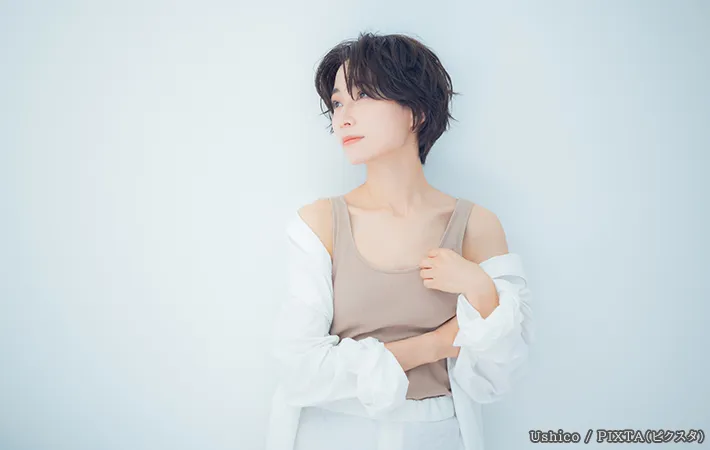 タンクトップを着ている女性の写真