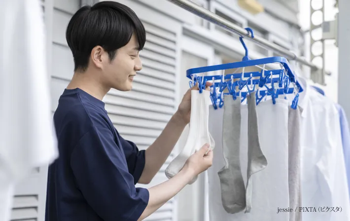 『洗濯物を干す若い男性』の写真
