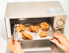 から揚げをトースターで温める場面